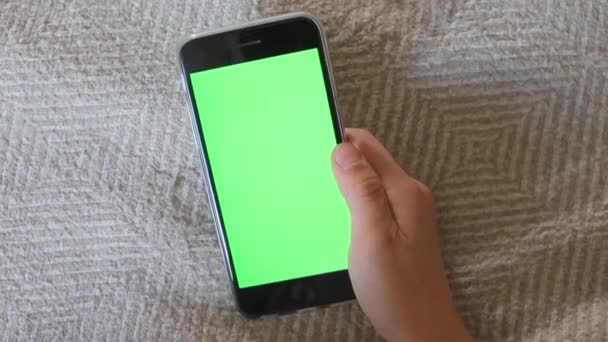 Gebruik van de telefoon met de hand — Stockvideo