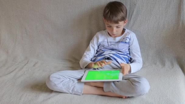 Adolescent joue sur tablette — Video