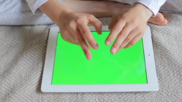 Handen van kinderen de tablet gebruiken — Stockvideo