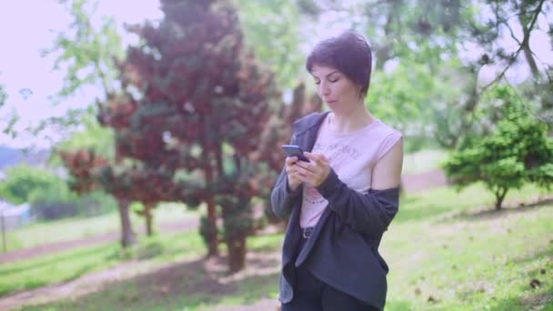 Chica envía mensaje de voz a través de teléfono inteligente — Vídeos de Stock