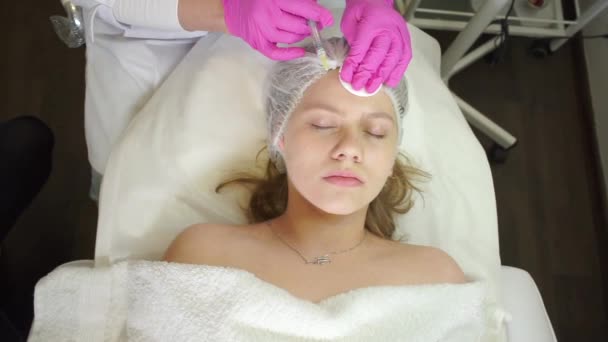 Botox injeção na testa da cabeça das meninas — Vídeo de Stock
