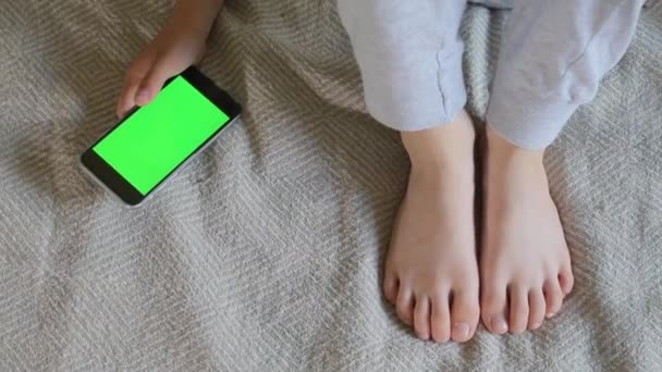 Pieds de bébé à côté du téléphone — Video