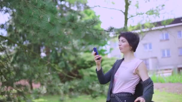 Meisje gefotografeerd een boom — Stockvideo