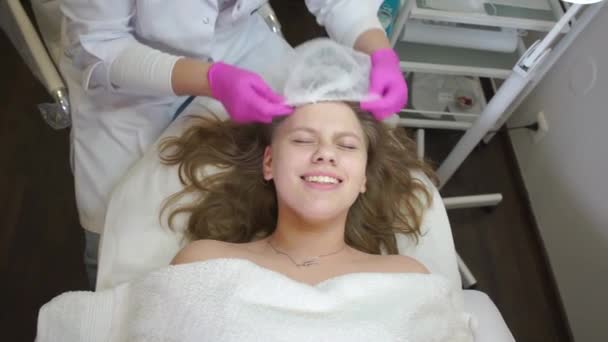 Девушка принимает врача косметолога — стоковое видео