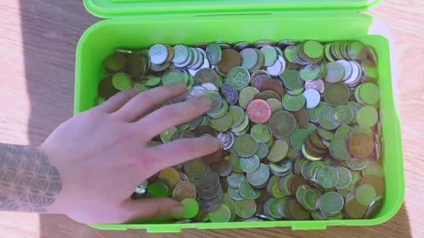 Κέρματα σε πράσινο κουτί — Αρχείο Βίντεο