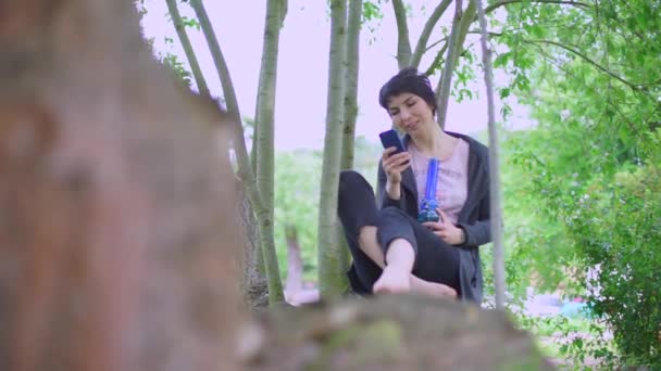 Dívka používá telefon a bongo — Stock video