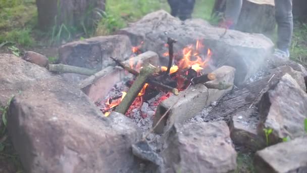 Égő tűz a kövek körül — Stock videók