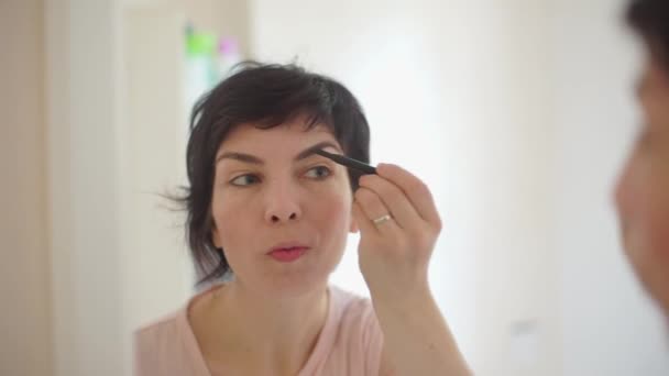 Meisje verft wenkbrauw make-up — Stockvideo