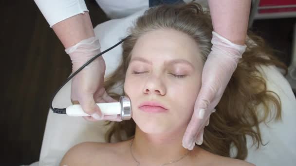 Terapia facial com um dispositivo especial, cosmetologia de hardware — Vídeo de Stock