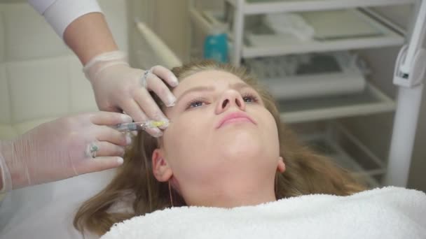 Ο γιατρός κάνει μια ένεση στο πρόσωπο, Botox — Αρχείο Βίντεο