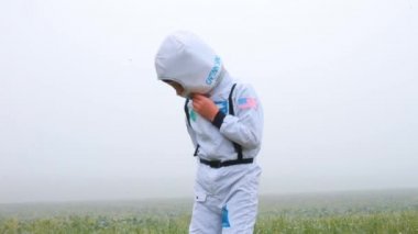 Astronot Dünya gezegenini keşfediyor..