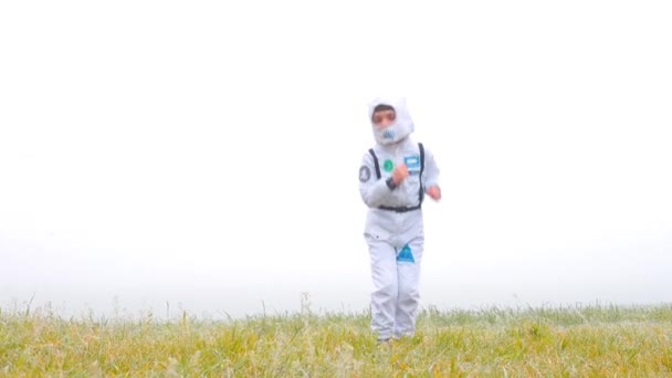 Een jongetje in een pak van een astronaut. Springt op zijn plaats. Kijk onder de voeten.. — Stockvideo