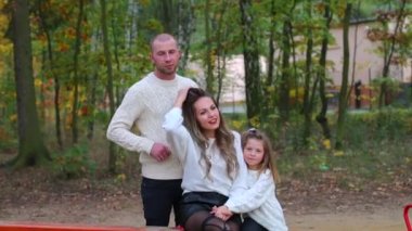 Aile salıncakta oturuyor, poz veriyor..