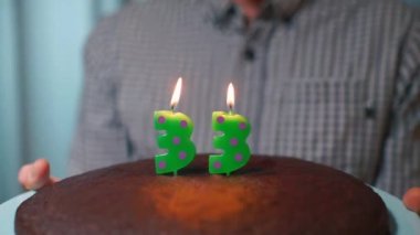 Pastanın üzerindeki mumlara yakın çekim. Doğum günü 33 yıl.