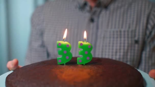 Pastanın üzerindeki mumlara yakın çekim. Doğum günü 33 yıl. — Stok video
