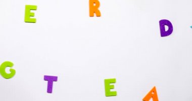 Yazı, İngiliz alfabesinin dans eden harfleriyle hazırlanıyor..