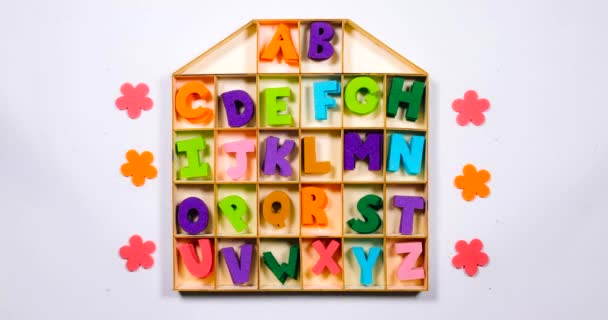 Detén el movimiento. El alfabeto inglés se mueve en las celdas de la casa . — Vídeo de stock