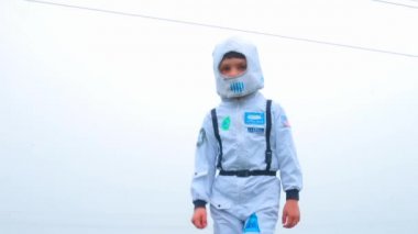 Astronot kostümlü bir çocuk gezegende bir uzay istasyonu arıyor.