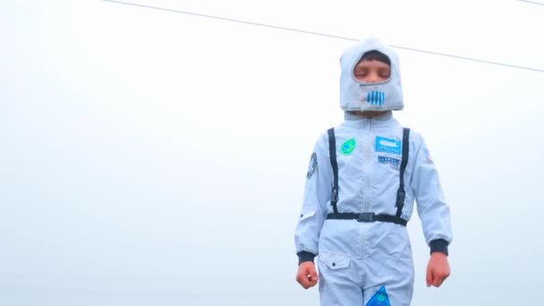 Un niño con un disfraz de astronauta perdido en el planeta tierra — Vídeo de stock