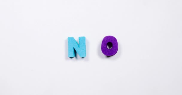 Слово "ні" написано в танцювальних листах . — стокове відео