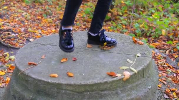 Primer plano de los pies bailando sobre un pedestal . — Vídeo de stock