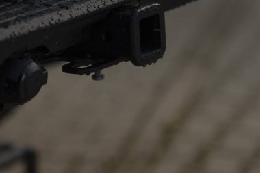 Bir aracın ayrıntılı görüntüsü, engebeli tasarımını ve bileşenlerini gösteriyor. Çekme ihtiyaçları için mükemmel..