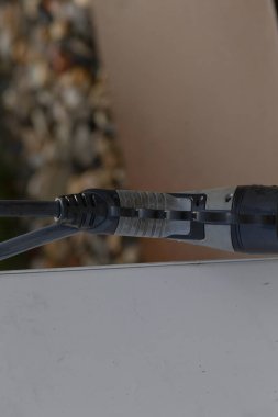 Bir ağ kablo bağlayıcısının detaylı bir görüntüsü, tasarımını ve karmaşık detaylarını gösteriyor. Teknoloji, ağ ve telekomünikasyon konuları için ideal.