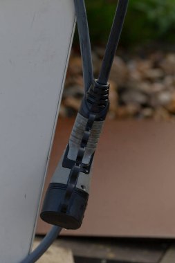 Bu resim, konnektörlerin detaylarını ve yapısını vurgulayan bir elektrik kablosu bağlantısının yakın görüntüsünü gösterir.