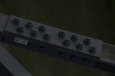 Cıvataların ve hassas mühendislik detaylarının yer aldığı metalik yapısal bir eklem, inşaatın sağlamlığını vurguluyor.