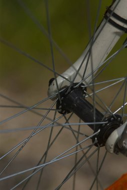 Bisiklet tekerleği merkezinin detaylı görüntüsü, modern bisiklet bileşenlerinin karmaşık tasarımı ve mühendisliğini gözler önüne seriyor.