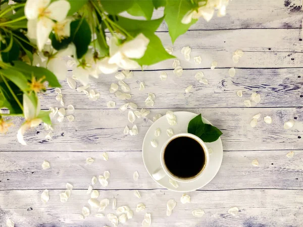 開花中のリンゴの木を背景にお菓子とコーヒーカップ. — ストック写真