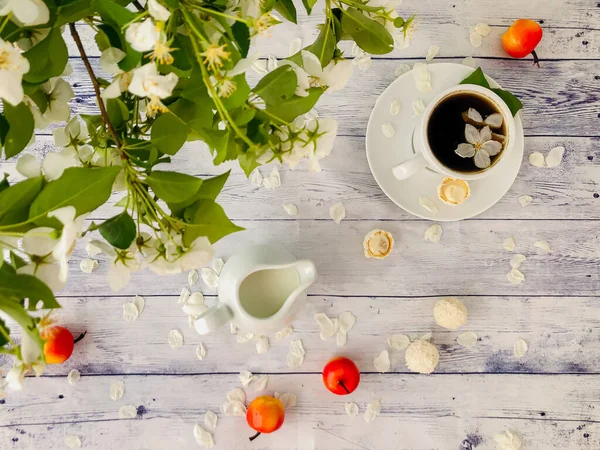 開花中のリンゴの木を背景にお菓子とコーヒーカップ. — ストック写真