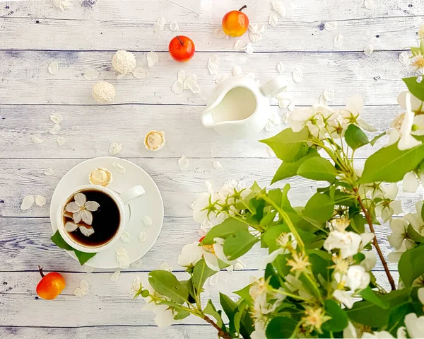 開花中のリンゴの木を背景にお菓子とコーヒーカップ. — ストック写真