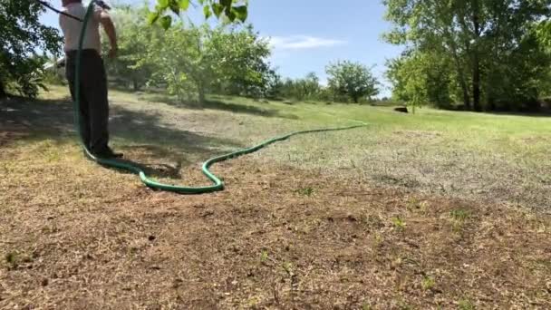 Hidrosiembra de césped en el césped de una casa de campo. Video 4k. — Vídeo de stock