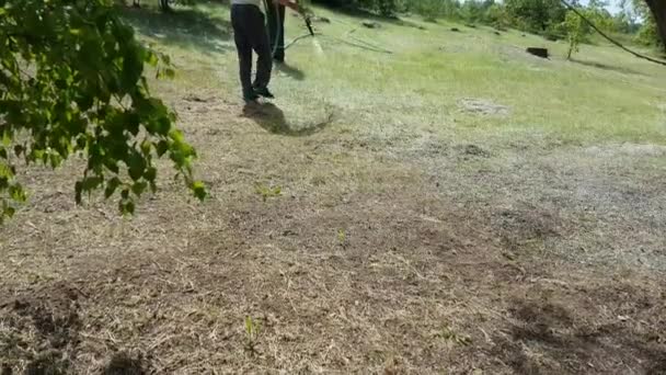 Hidrosemeadura de grama gramado no gramado de uma casa de campo. Vídeo 4k. — Vídeo de Stock