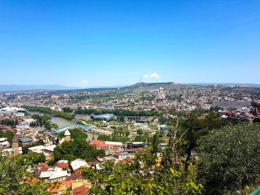 Gürcistan 'ın başkenti Tiflis' in tarihi merkezinin panoramik manzarası. Yüksek kalite fotoğraf