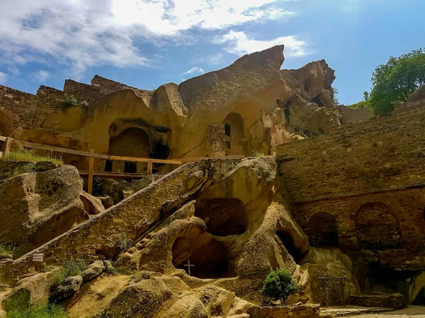 Gürcistan 'daki David Gareji mağarasındaki antik manastır kompleksi. Yüksek kalite fotoğraf
