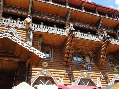 Eski binaların stilize edildiği kale duvarı