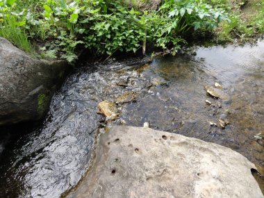 Taşların arasında küçük bir dağ nehri