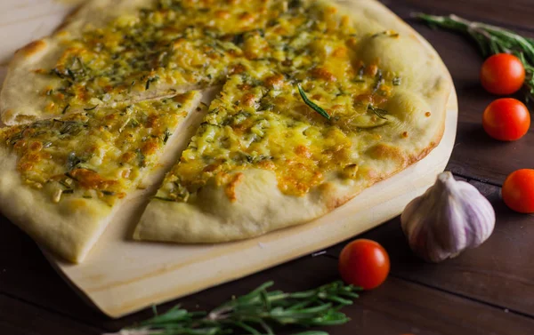 Pizza Und Rosmarin Mit Tomaten — Stockfoto