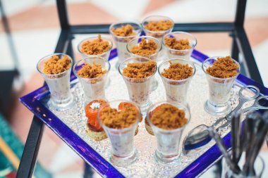 Güzel yemek ziyafet tablo çeşitli farklı yemek aperatifler ve mezeler kurumsal Noel Doğum günü partisi olay veya düğün celebratio ile dekore edilmiş