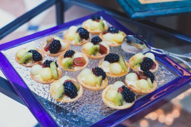 Güzel yemek ziyafet tablo çeşitli farklı yemek aperatifler ve mezeler kurumsal Noel Doğum günü partisi olay veya düğün celebratio ile dekore edilmiş