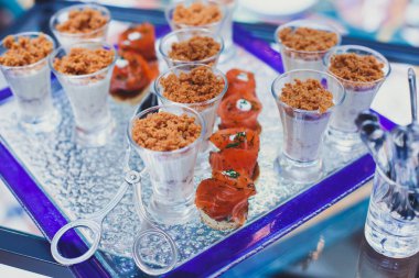 Güzel yemek ziyafet tablo çeşitli farklı yemek aperatifler ve mezeler kurumsal Noel Doğum günü partisi olay veya düğün celebratio ile dekore edilmiş