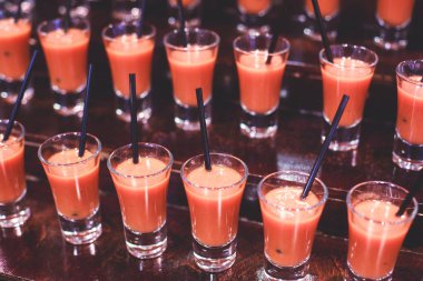 Güzel yemek ziyafet tablo çeşitli farklı yemek aperatifler ve mezeler kurumsal Noel Doğum günü partisi olay veya düğün celebratio ile dekore edilmiş