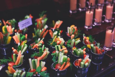 Güzel yemek ziyafet tablo çeşitli farklı yemek aperatifler ve mezeler kurumsal Noel Doğum günü partisi olay veya düğün celebratio ile dekore edilmiş