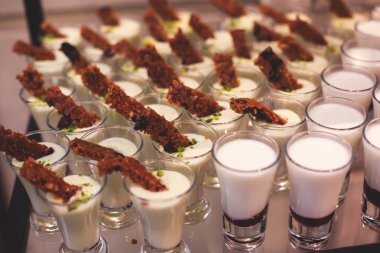 Güzel yemek ziyafet tablo çeşitli farklı yemek aperatifler ve mezeler kurumsal Noel Doğum günü partisi olay veya düğün celebratio ile dekore edilmiş