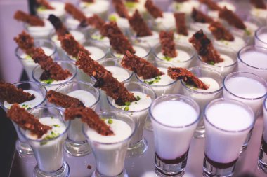 Güzel yemek ziyafet tablo çeşitli farklı yemek aperatifler ve mezeler kurumsal Noel Doğum günü partisi olay veya düğün celebratio ile dekore edilmiş