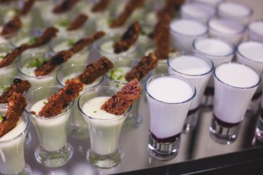 Güzel yemek ziyafet tablo çeşitli farklı yemek aperatifler ve mezeler kurumsal Noel Doğum günü partisi olay veya düğün celebratio ile dekore edilmiş