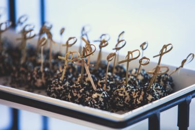 Güzel yemek ziyafet tablo çeşitli farklı yemek aperatifler ve mezeler kurumsal Noel Doğum günü partisi olay veya düğün celebratio ile dekore edilmiş