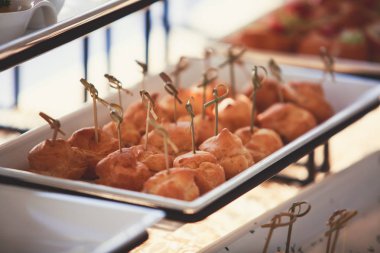 Güzel yemek ziyafet tablo çeşitli farklı yemek aperatifler ve mezeler kurumsal Noel Doğum günü partisi olay veya düğün celebratio ile dekore edilmiş